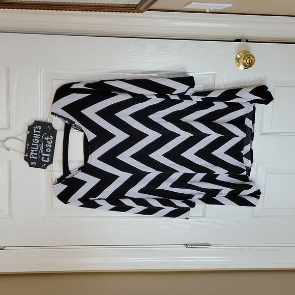 Star Vixen Tunic Top 1X Chevron Black White Handkerchief Hem - Picture 2 of 7